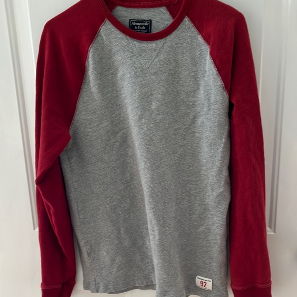 Abercrombie & Fitch Men’s Red and Gray Raglan Shirt